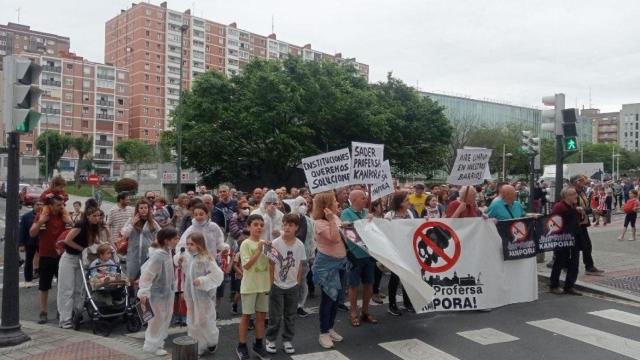 Protesta vecinal en San Ignacio solicitando la salida de Profersa y Sader del núcleo urbano de Bilbao.