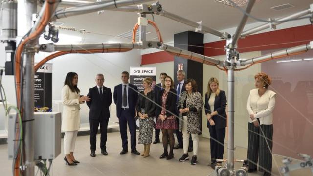 El antiguo lehendakari, Iñigo Urkullu, junto a Miguel Ángel Carrera, CEO de AVS, en una de sus visitas a las instalaciones de la compañía