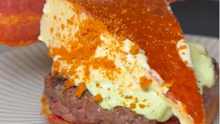 La hamburguesa única de Euskadi que arrasa en Bilbao: tiene tarta de queso dentro