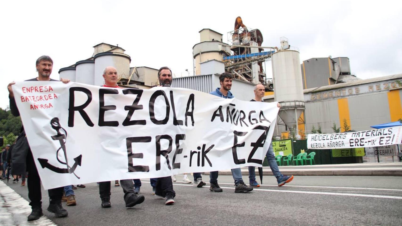 Los trabajadores de la planta guipuzcoana de Heidelberg Materials, durante la jornada de huelga de este martes.