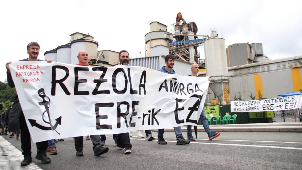 Los trabajadores de la planta guipuzcoana de Heidelberg Materials, durante la jornada de huelga.