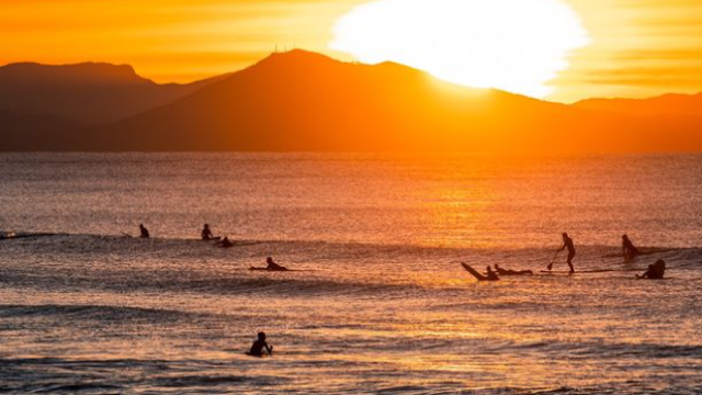 Surfistas se bañan con el atardecer de fondo en 'la pequeña California' vasco-francesa.