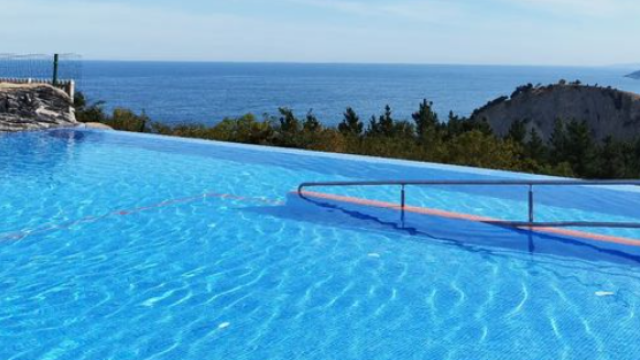 La piscina del camping más llamativo y uno de los más bonitos de Euskadi.