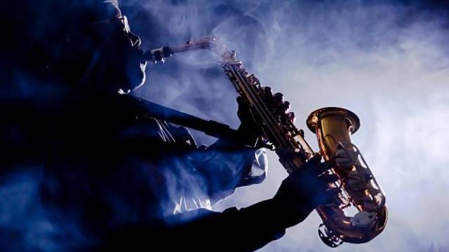 Un músico toca el saxofón en un concierto.
