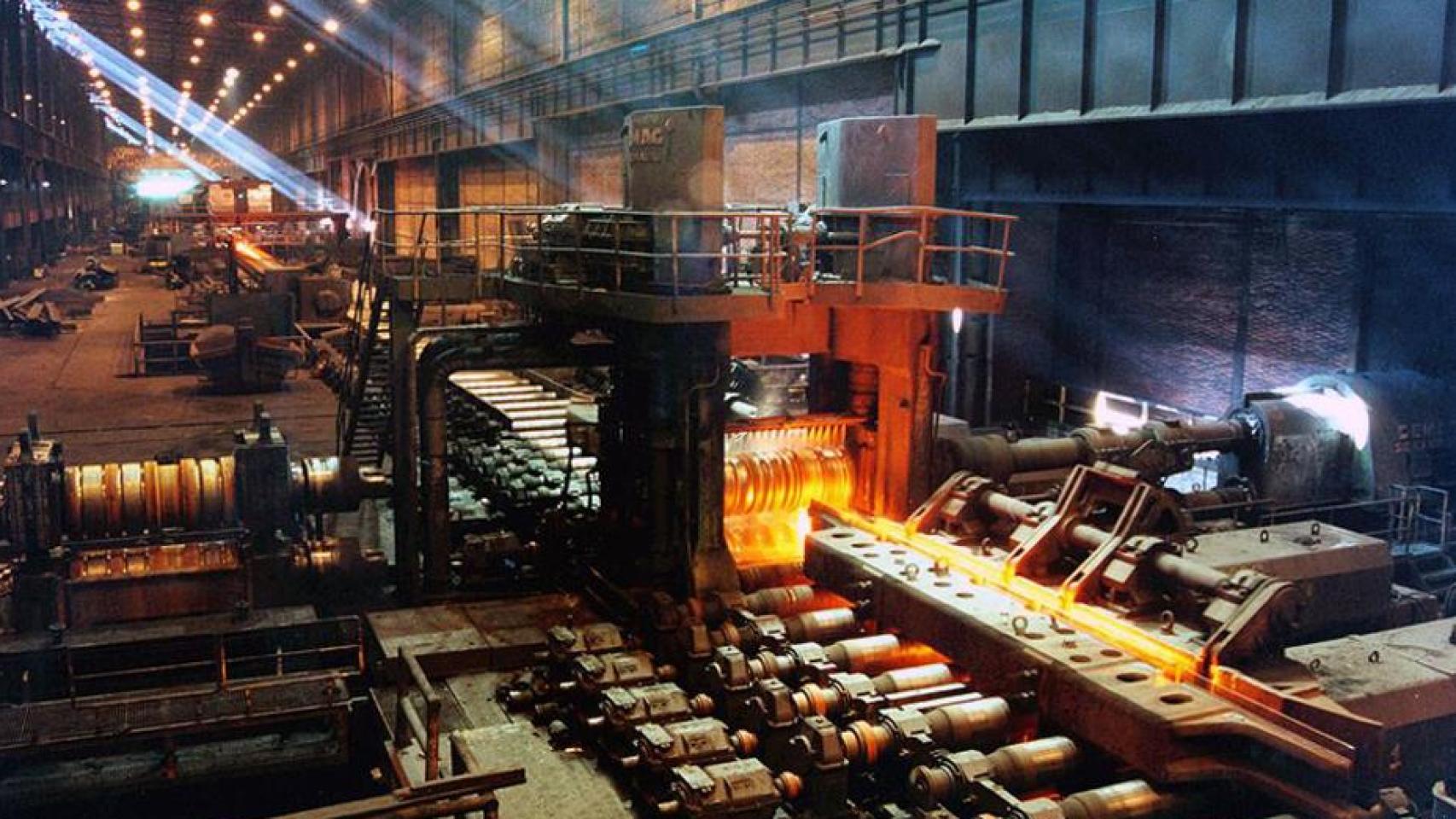 Interior de la antigua fábrica de ArcelorMittal en Zumárraga, meses antes de su cierre.