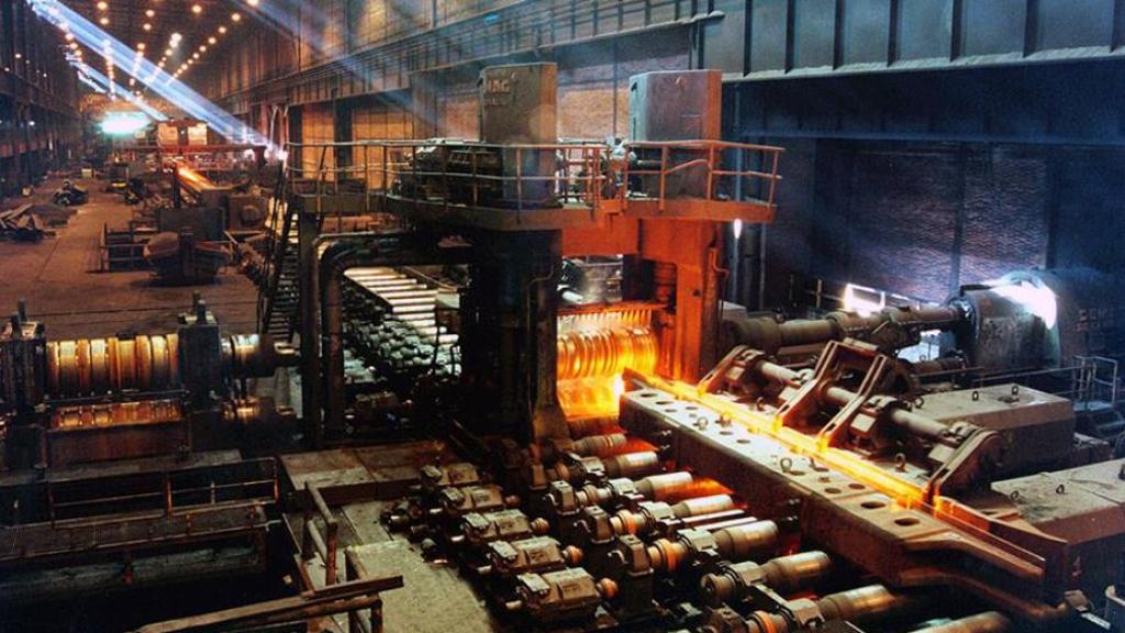 Interior de la antigua fábrica de ArcelorMittal en Zumárraga, meses antes de su cierre.