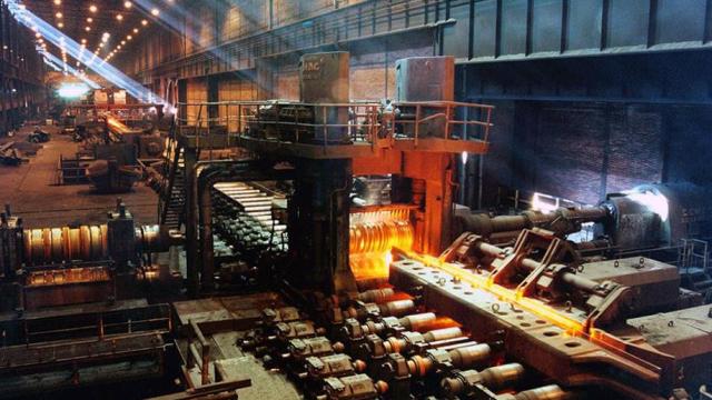 Interior de la antigua fábrica de ArcelorMittal en Zumárraga, meses antes de su cierre.