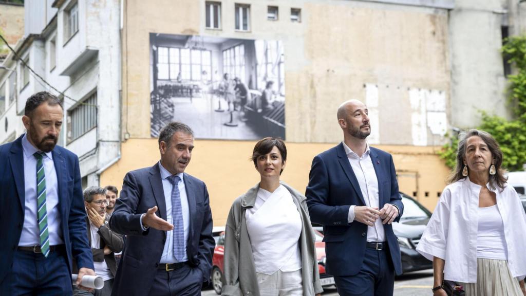 Denis Itxaso junto a la ministra de Vivienda, Isabel Rodríguez, en Eibar / JAVIER ETXEZARRETA - EFE