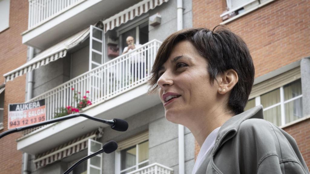 La ministra de Vivienda en su visita al barrio de Txonta / JAVIER ETXEZARRETA - EFE