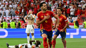 Mikel Merino celebra el gol anotado ante Alemania, con Mikel Oyarzabal de fondo.