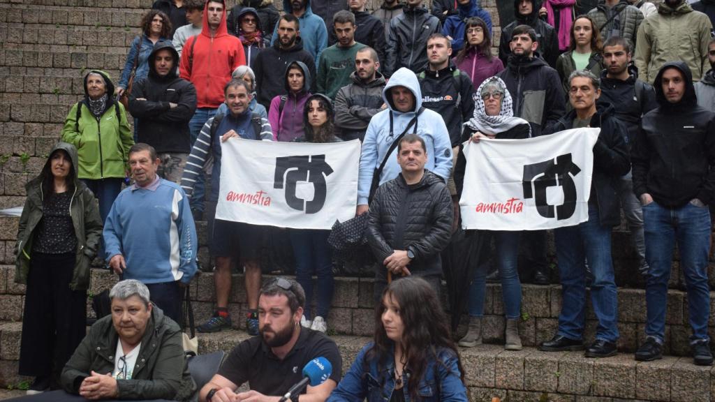 Familiares y amigos de presos de ETA en una rueda de prensa en Vitoria