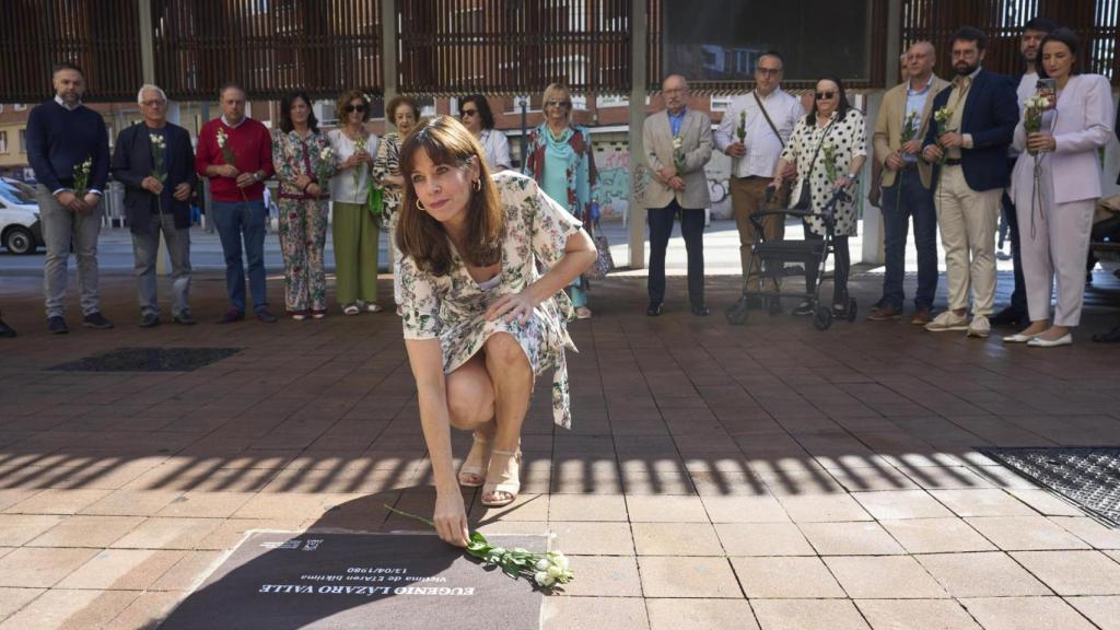 La alcaldesa de Vitoria, Maider Etxebarria , coloca una flor sobre la placa de Eugenio Lázaro
