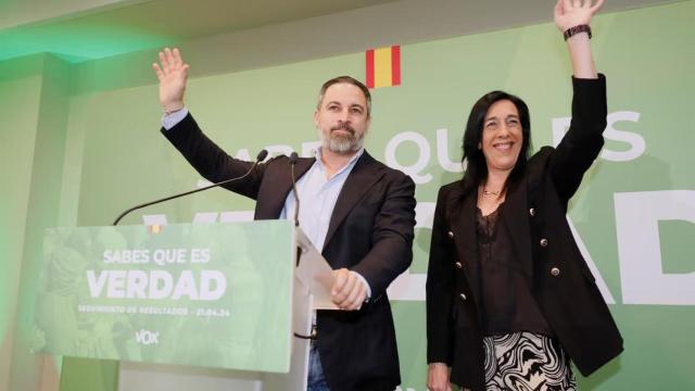 Santiago Abascal, líder de VOX, junto a Amaia Martínez, representante del partido en Euskadi.