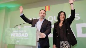 Santiago Abascal, líder de VOX, junto a Amaia Martínez, representante del partido en Euskadi.