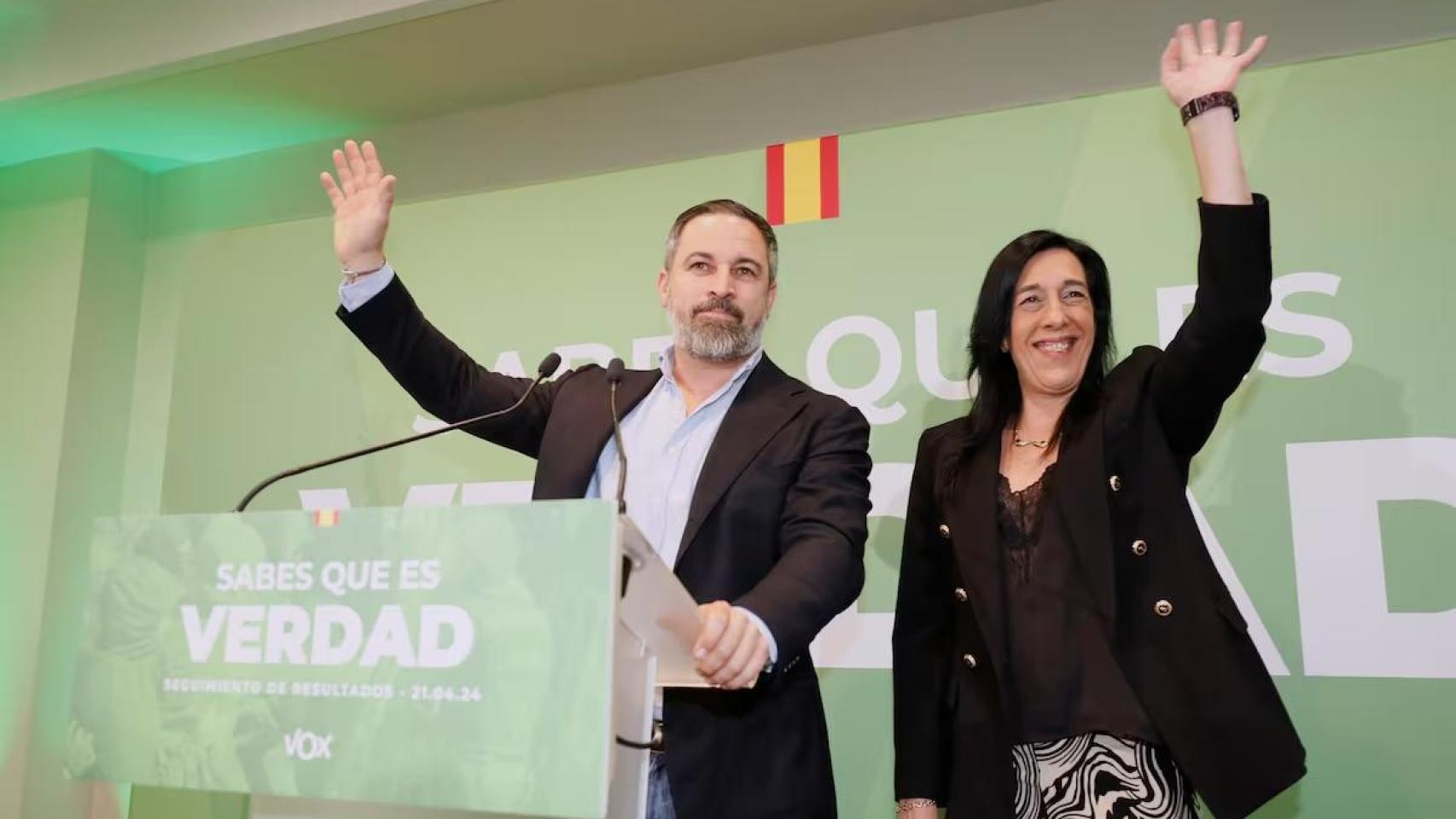 Santiago Abascal, líder de VOX, junto a Amaia Martínez, representante del partido en Euskadi.