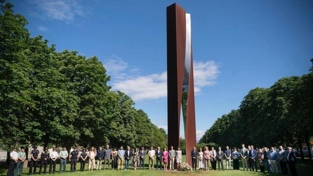 El homenaje se ha desarrollado ante la escultura en memoria a los damnificados del terrorismo ubicada en la calle Portal de Foronda