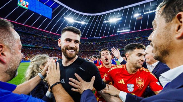 Unai Simón, Mikel Oyarzabal y Martín Zubimendi celebran el pase a la final de la Eurocopa.