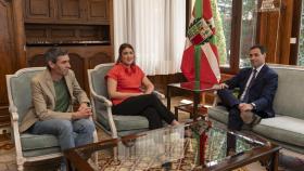 Imanol Pradales junto a los representantes de Sumar en Ajuria Enea.