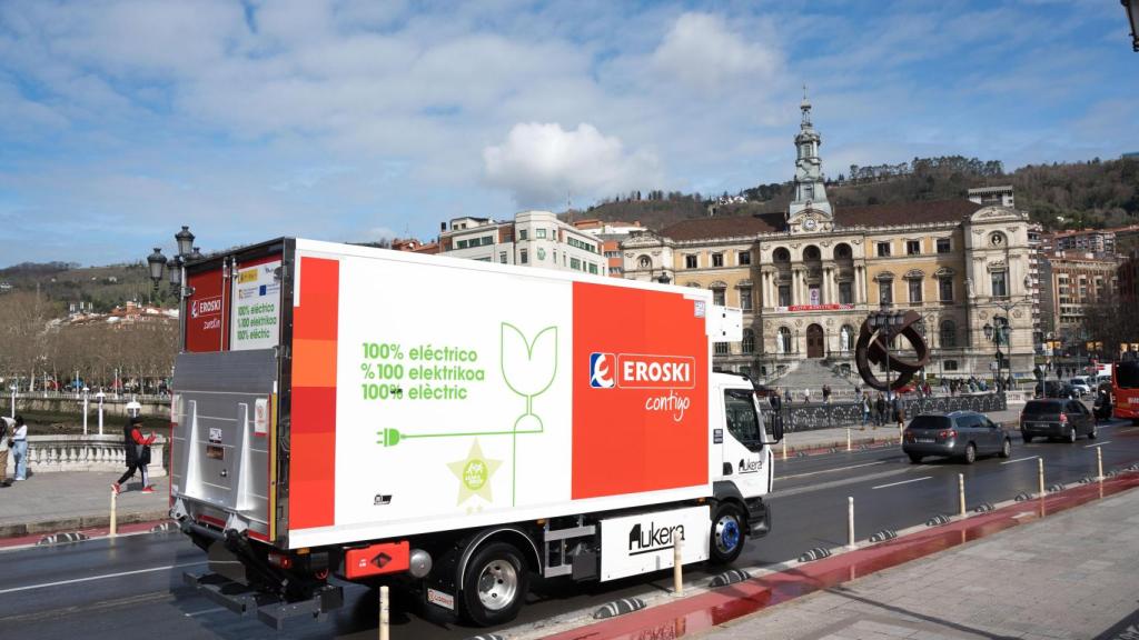 Eroski dispone ya de dos camiones eléctricos en Bilbao y Pamplona para realizar sus entregas.