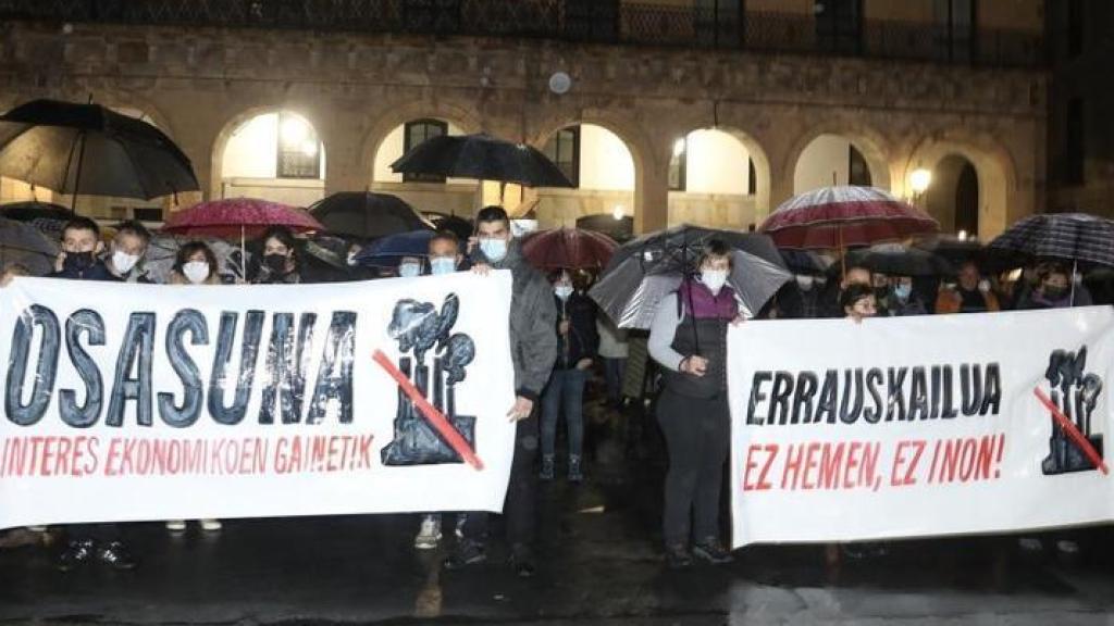 Los habitantes de Bergara, durante una manifestación.