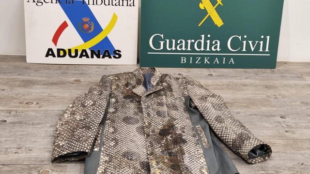 Interceptan en Loiu a un pasajero con una cazadora de piel de anaconda cazada por él mismo