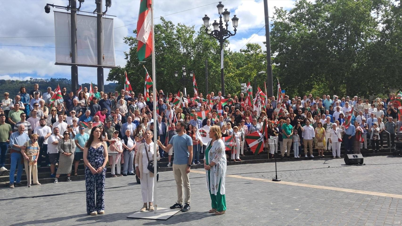 Homenaje del PNV a la ikurriña, en Bilbao