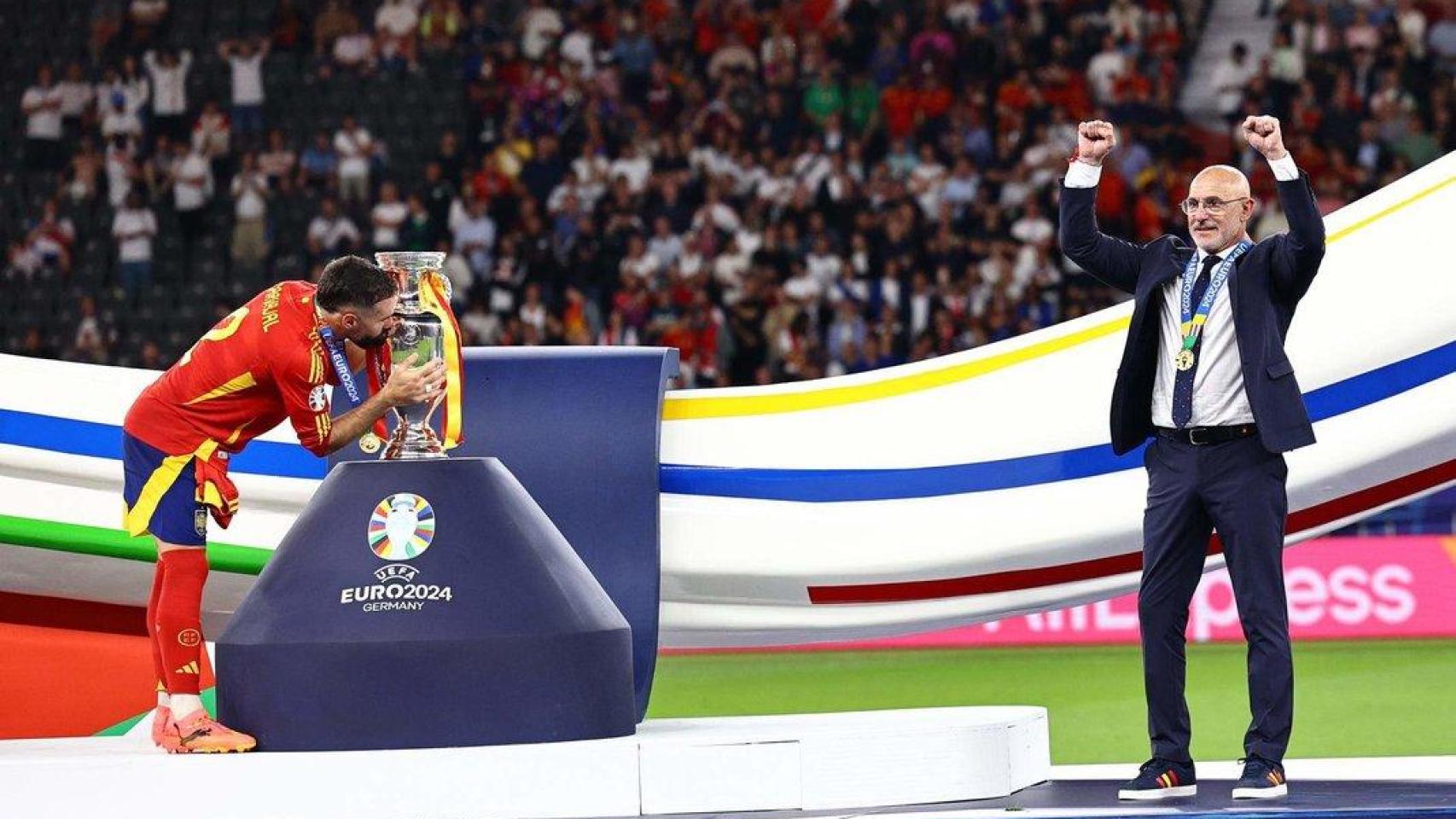 Luis de la Fuente y Carvajal con la Eurocopa.