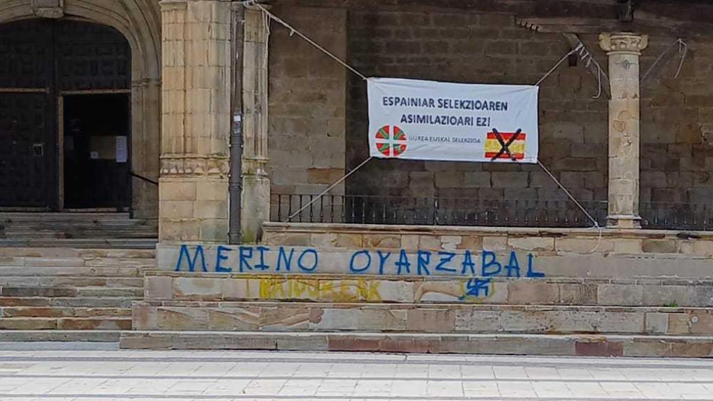 Pintadas en Elorrio contra Oyarzabal y Merino.