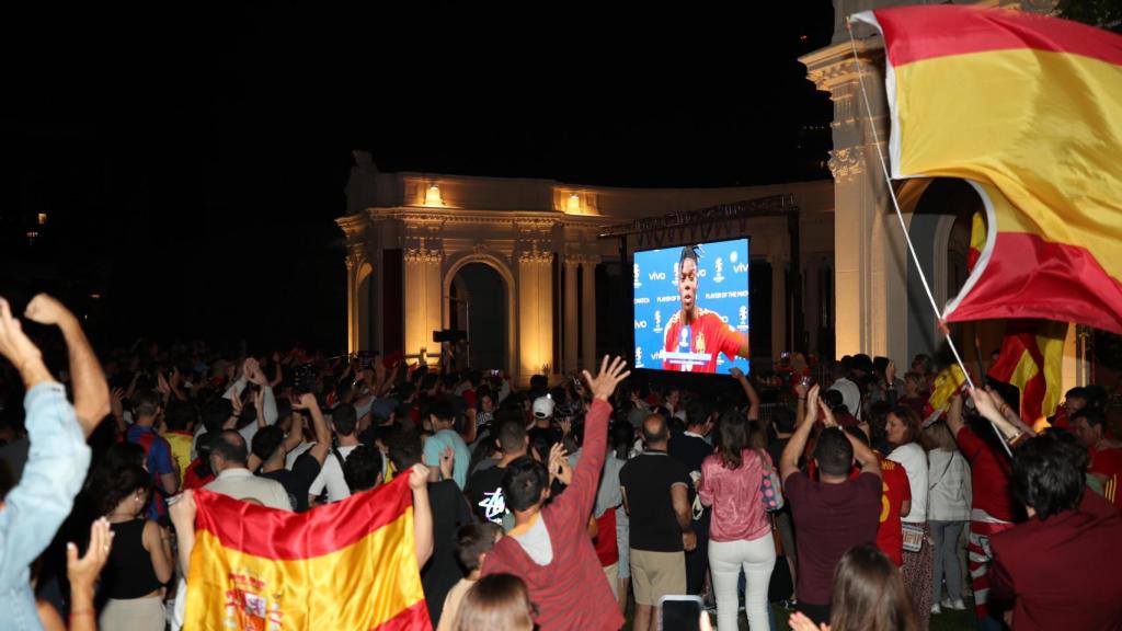 Aficionados festejan en Bilbao los goles de Nico Williams y Mikel Oyarzabal en la final de la Eurocopa  / LUIS TEJIDO - EFE