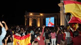 Aficionados festejan en Bilbao los goles de Nico Williams y Mikel Oyarzabal en la final de la Eurocopa  / LUIS TEJIDO - EFE