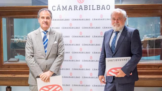 José Ignacio Zudaire, presidente de la Cámara de Comercio de Bilbao, a la derecha, junto al secretario general Mikel Arieta-Araunabeña