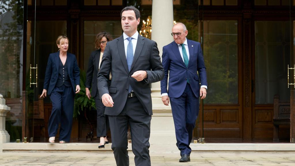 El lehendakari Imanol Pradales junto a los diputados generales de Álava, Bizkaia y Gipuzkoa / EP