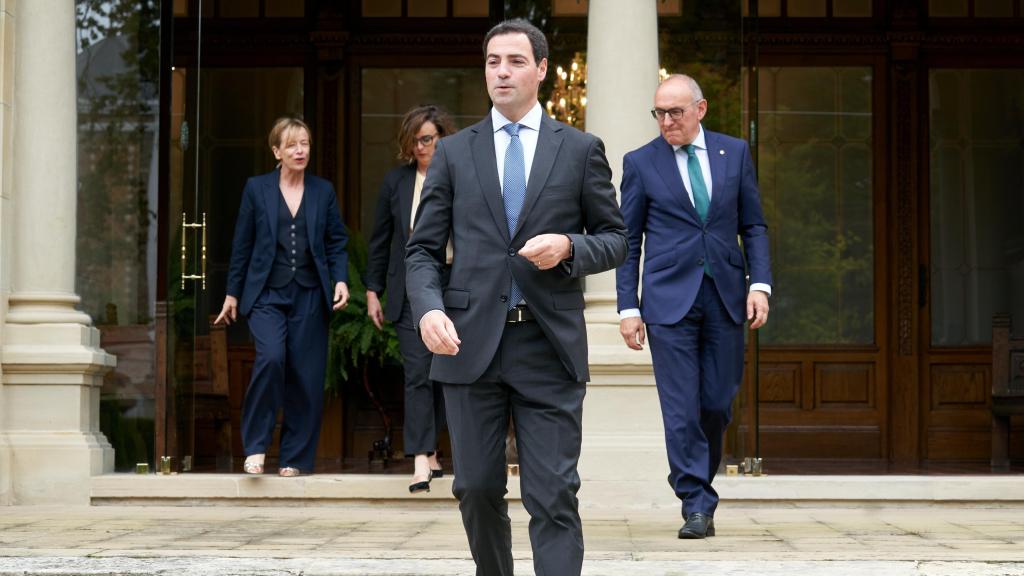 El lehendakari Imanol Pradales junto a los diputados generales de Álava, Bizkaia y Gipuzkoa / EP