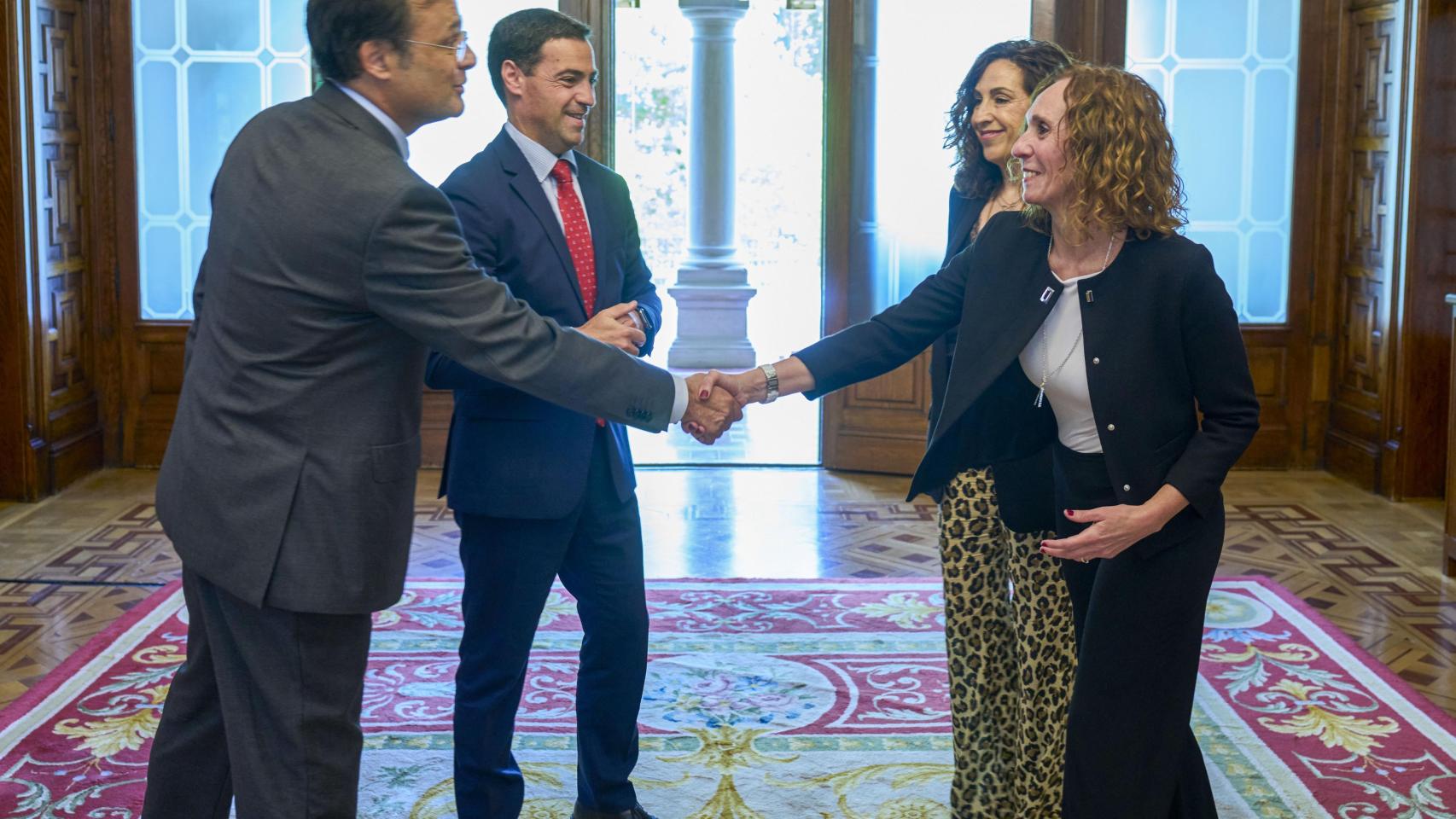 El lehendakari, Imanol Pradales, y el Consejero de Sanidad, Alberto Martínez, durante la reunión mantenida con las representantes del sindicato de enfermería Satse / ADRIÁN RUIZ HIERRO - EFE