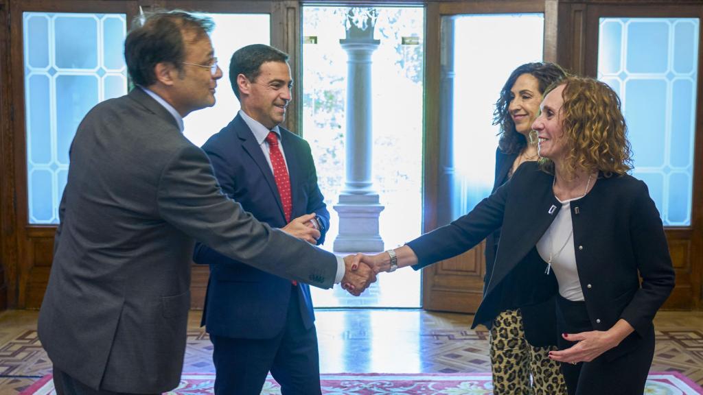 El lehendakari, Imanol Pradales, y el consejero de Sanidad, Alberto Martínez, durante la reunión mantenida con las representantes del sindicato de enfermería Satse / ADRIÁN RUIZ HIERRO - EFE