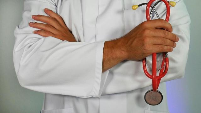 Un médico sostiene un estetoscopio