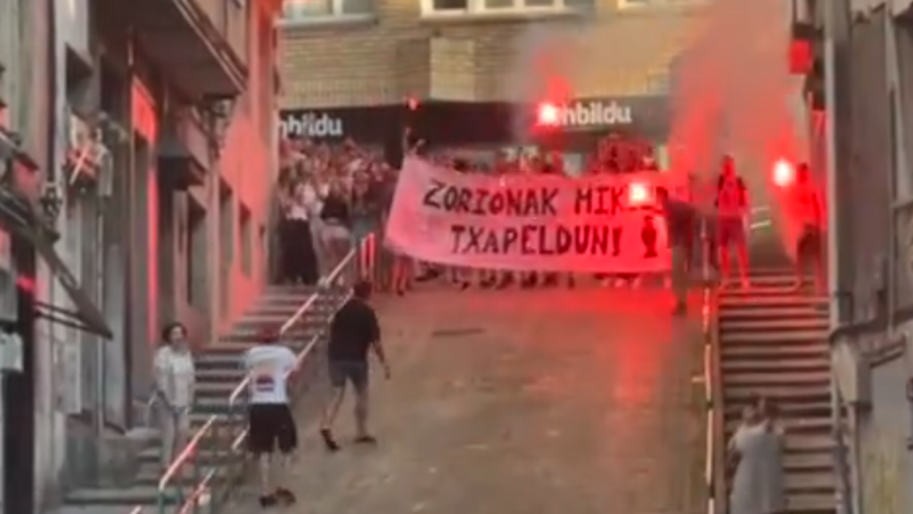 Los amigos de Oyarzabal le reciben en Eibar cantando 'La potra salvaje'