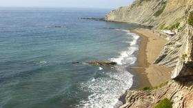 La preciosa playa de Euskadi que alberga restos del meteorito que mató a los dinosaurios.