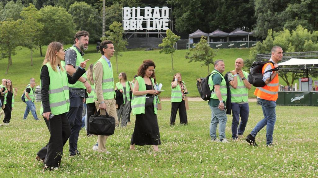 Visita al recinto del Bilbao BBK Live por parte del concejal de Turismo, Xabier Ochandiano, y Nora Sarasola, directora de Obra Social de la Fundación BBK.