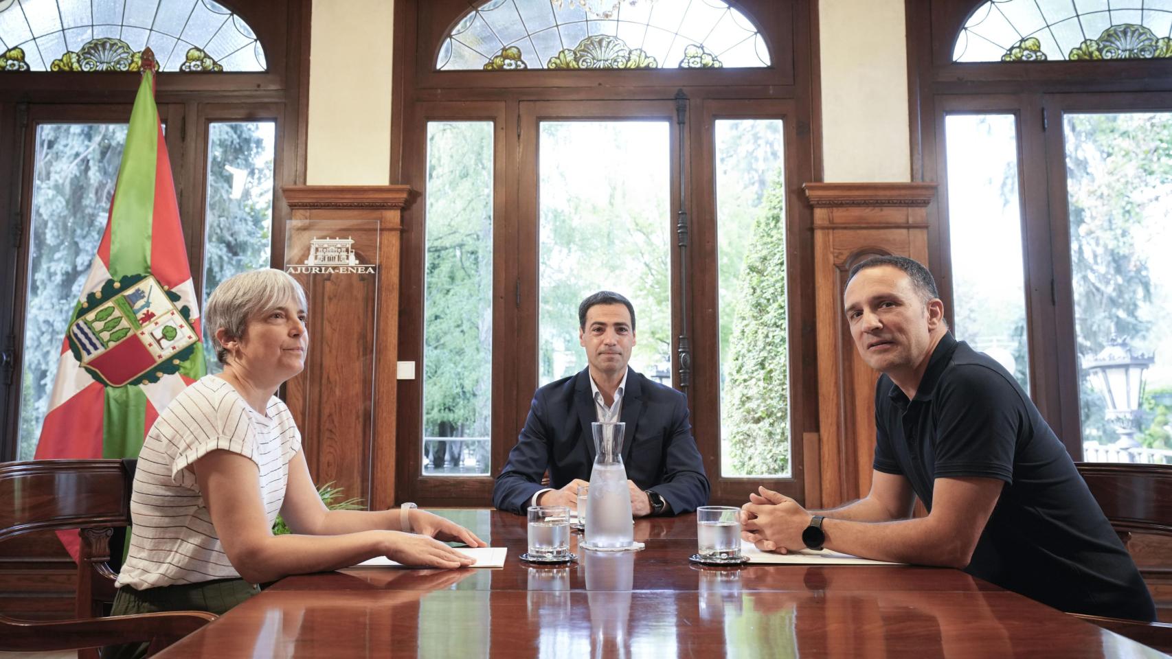 Imagen de la reunión entre el lehendakari, Imanol Pradales, el secretario general de ELA, Mitxel Lakuntza, y la secretaria general adjunta, Amaia Muñoa / ADRIÁN RUIZ HIERRO - EFE