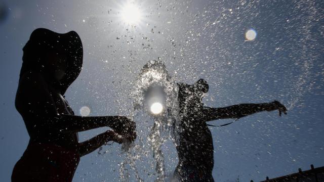 Varios niños se refrescan en una fuente / IÑAKI PORTO - EFE