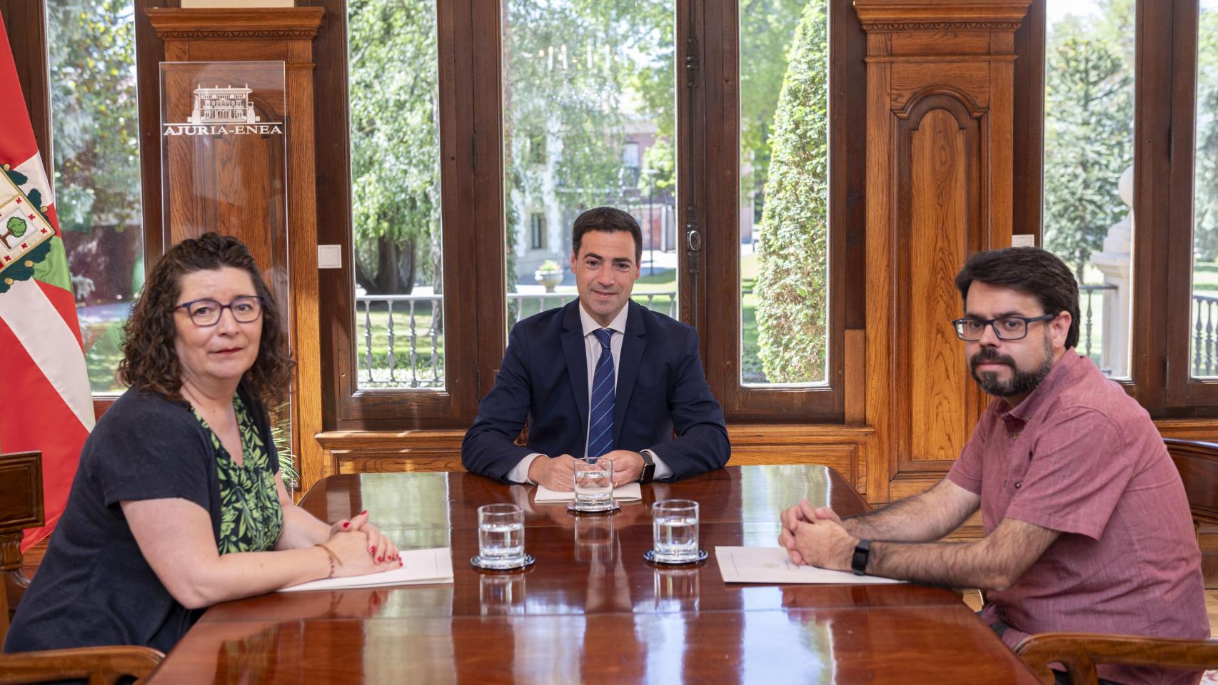 Los representantes de CCOO se reúnen con el lehendakari en Ajuria Enea.