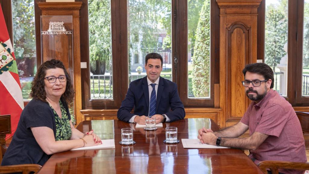 Los representantes de CCOO se reúnen con el lehendakari en Ajuria Enea.