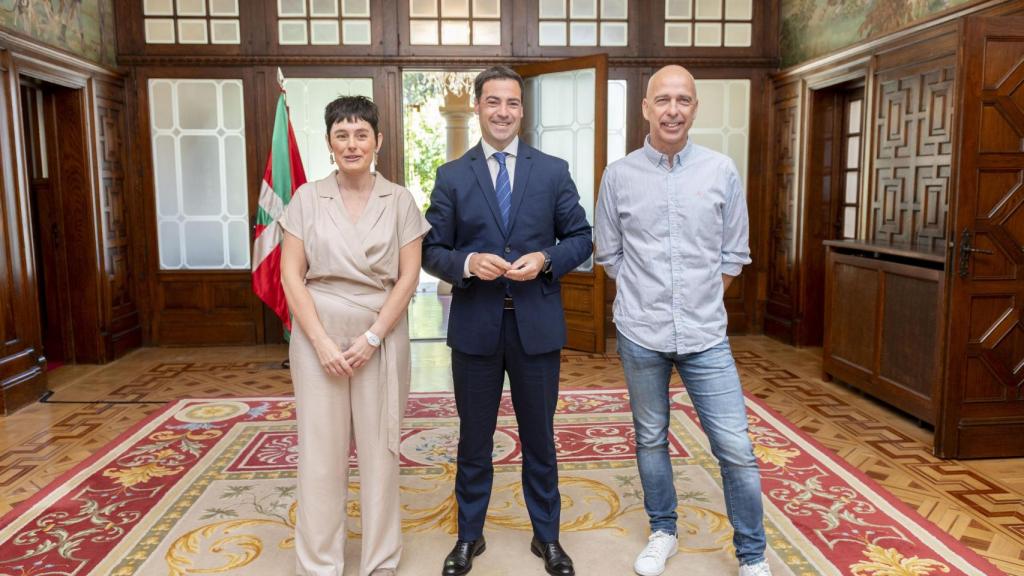 Los representantes de LAB junto a Imanol Pradales en Ajuria Enea.