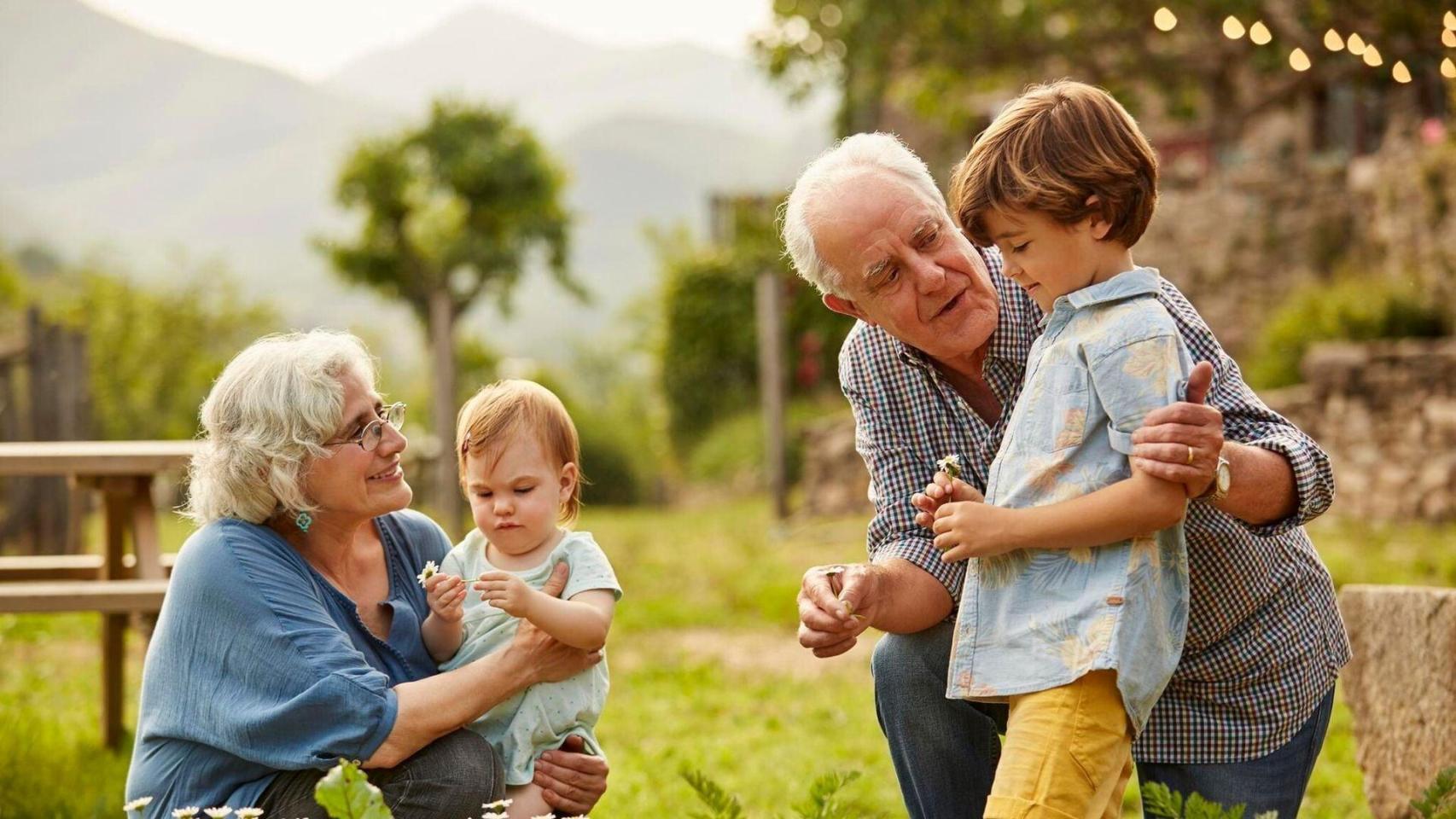 Abuelos y nietos / UNSPLASH