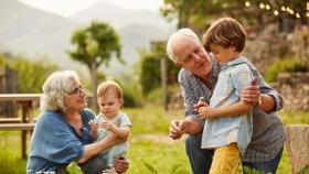 Abuelos y nietos / UNSPLASH