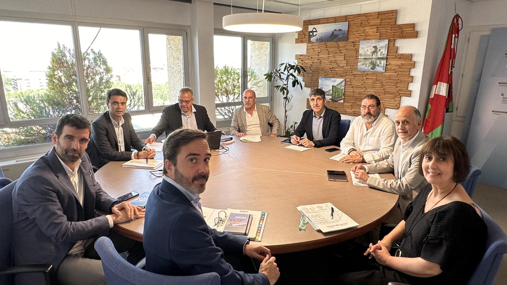 El consejero de Turismo, Javier Hurtado, junto a representantes del sector.