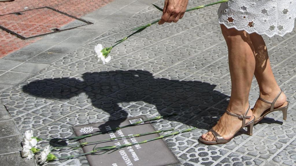 Un familiar de Anastasio Leal Serradilla coloca flores sobre la placa que el Ayuntamiento de Bilbao ha colocado este martes en la capital vizcaína