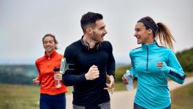 Pareja entrenando feliz