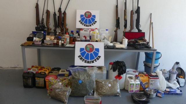 Armas y drogas en un laboratorio desmantelado por la Ertzaintza.